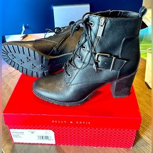 Kelly & Katie Kassena Size 7 Bootie NEW